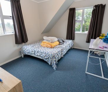 Spacious 5-Bedroom Flat – Prime Location. - Photo 2