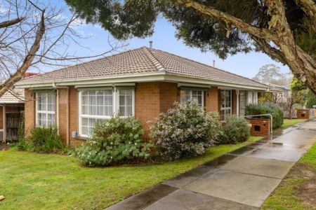 Light, Bright and Cheery Villa in the Balwyn High Zone - Photo 3