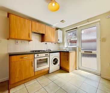 2 bedroom Mid Terraced House to let - Photo 4