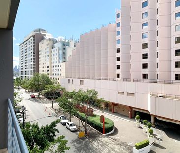 LOVELY TWO-BEDROOM APARTMENT JUST MINUTES FROM DARLING HARBOUR - Photo 3