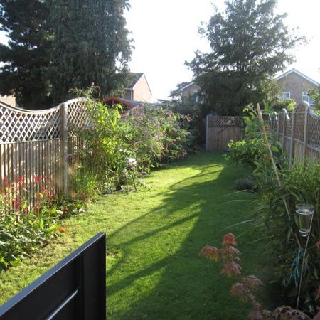 Clandon Avenue, Egham, Surrey, TW20 8LP - Photo 3