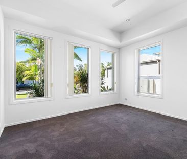 Stylish Family Home in Picturesque Suburb - Photo 4