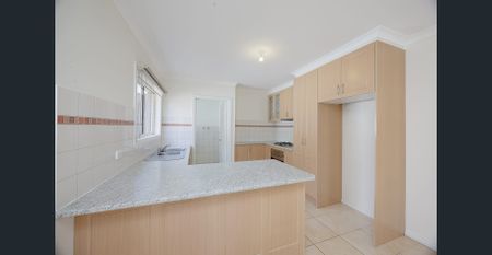 Spacious and modern 3-bedroom townhouse in Lalor - Photo 4