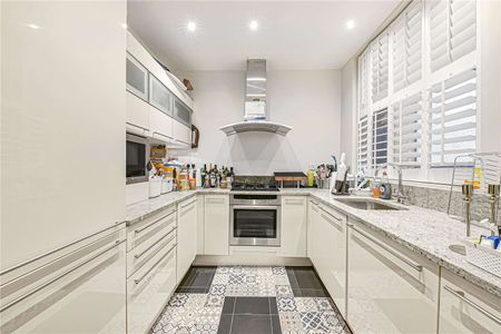 A contemporary three bedroom lateral apartment to rent in a desirable mansion block in Maida Vale. The property boasts a private balcony and communal gardens. - Photo 2