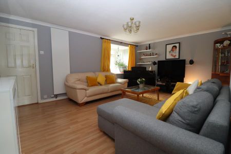 Wilders Close, Woking - 3 bedrooms Property for lettings - Seymours - Photo 2