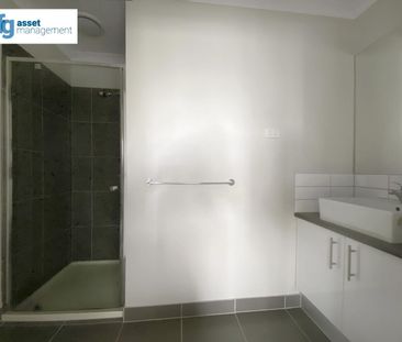 Modern 3 Bedroom Townhouse Close to Amenities! - Photo 6