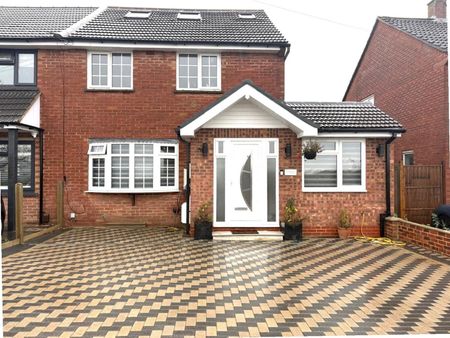 3 bed semi-detached house to rent in Little Bushey Lane, Bushey, WD23 - Photo 4