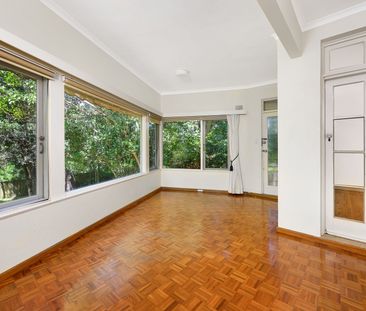 LARGE, NEAR LEVEL GARDENS - 1,189 SQUARE METRES - Photo 2