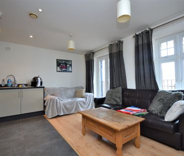 Flat to rent - Mackintosh Street, Bromley, BR2 - Photo 1