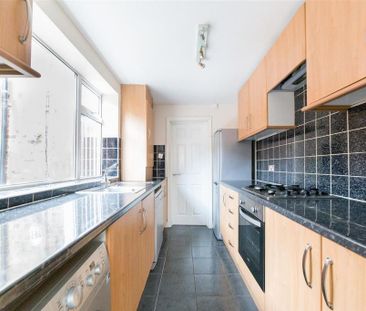 4 bedroom end of terrace house to rent - Photo 3