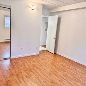 MAGNIFIQUE 3 1/2 frais rénové - LV, LS, internet , gym - Photo 2