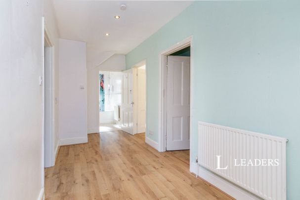 2 bedroom flat to rent Clifton Road, Kingston, KT2 - Photo 1