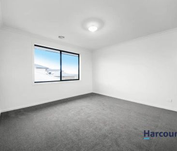 “5 Bedrooms Beautiful Family Home not to missed!!” - Photo 2