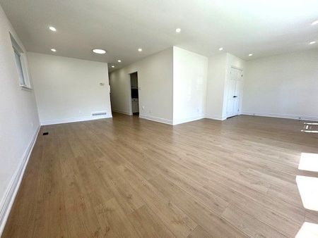 For Lease - 8 Devins Drive Unit# Main Floor, Aurora, Ontario - Photo 3