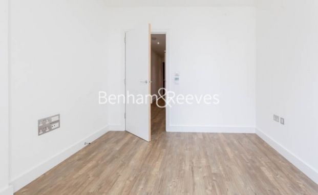 2 Bedroom flat to rent in Wandsworth Road, Nine Elms, SW8 - Photo 1