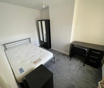 4 bedroom terraced house to rent - Photo 3