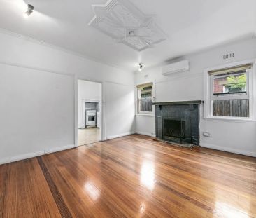 Classic two bedroom house with courtyard! - Photo 5