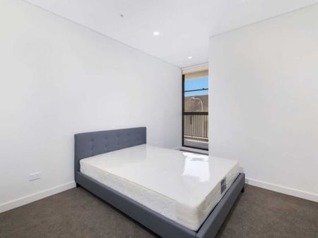 Fully Furnished Two Bedroom I Short Walk to Green Square Station - Photo 2