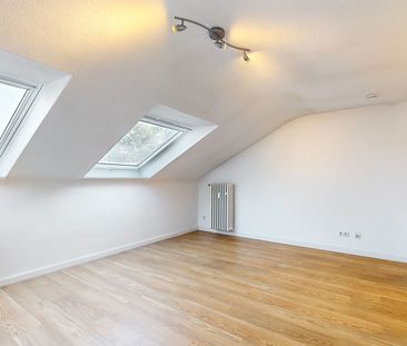 Charmante 2-Zimmer-Dachgeschosswohnung in direkter Rheinlage - Photo 1