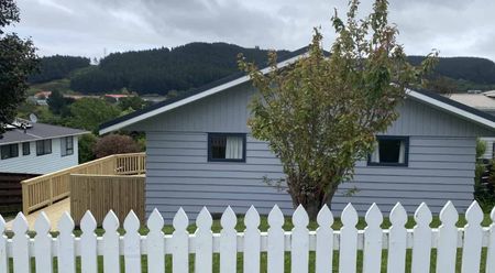 Cozy 3-4 Bedroom House with Stunning Views Ã¢Ãâ¬Ã" Perfect Family Living! - Photo 3