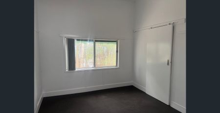 Charming 2-Bedroom Home– Short stroll to Shops & Lake! - Photo 4