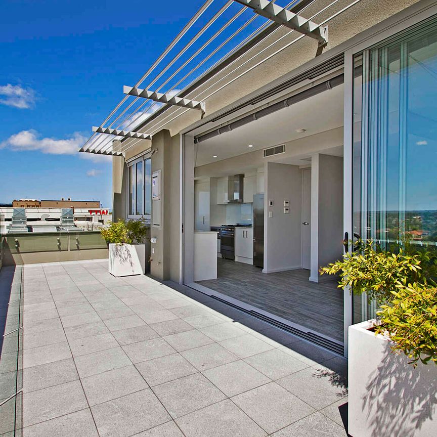 Stunning north facing, 3 Bedroom Penthouse Apartment with City Views - Photo 1