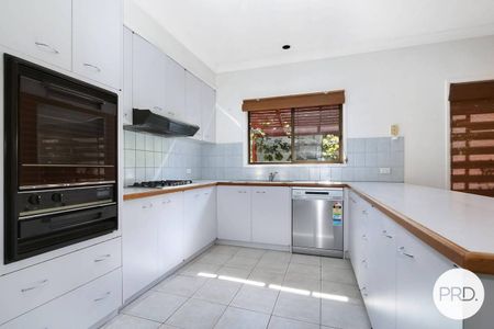LOVELY FAMILY HOME IN QUIET COURT LOCATION! - Photo 5