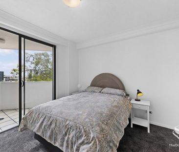 Fully furnished freshly updated Unit - Photo 4