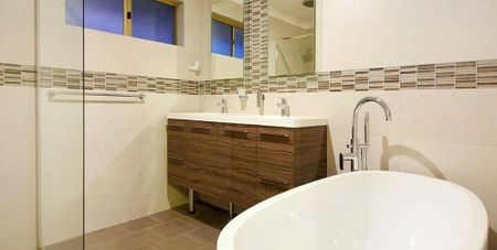 LARGE FAMILY HOME WITH A POOL! - Photo 5