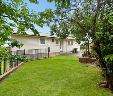 Step into this freshly renovated 3-bedroom, 1-bathroom home on Cros... - Photo 2