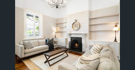 Sophisticated Character Villa in Exclusive Enclave - Photo 2