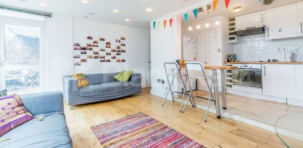 Modern three bed with big lounge wood floors and a modern kitchen & bathroom - Photo 1