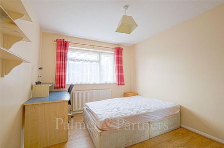 4 bedroom semi-detached house to rent - Photo 2