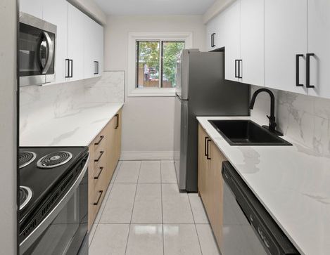 3 BDR Townhouse - 1 Month Free! | 21 Holborn Drive, Kitchener - Photo 1