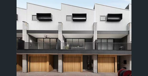 Executive Living at Its Finest – Fully Furnished Townhouse - Photo 1