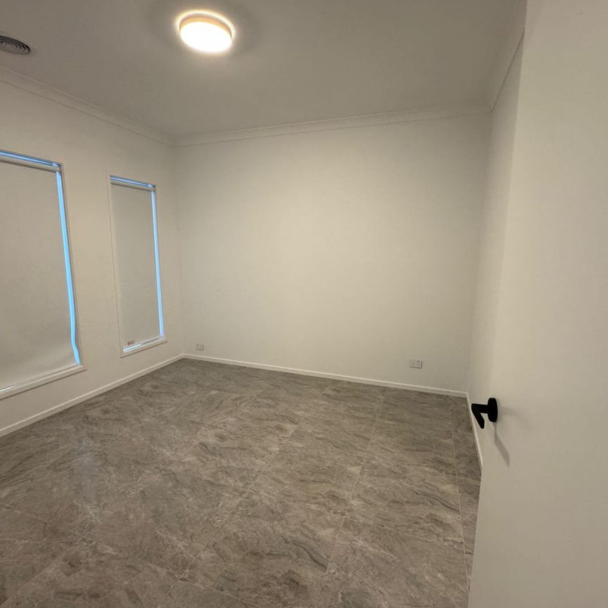 Spacious Family Living in Prime Tarneit Location - Photo 1