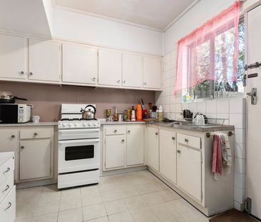 TWO BEDROOM IN GREAT LOCATION NEAR ELSTERNWICK PARK. - Photo 4