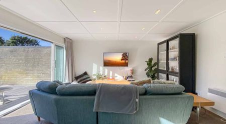 Welcome home to 81 Endeavour Street - Photo 2