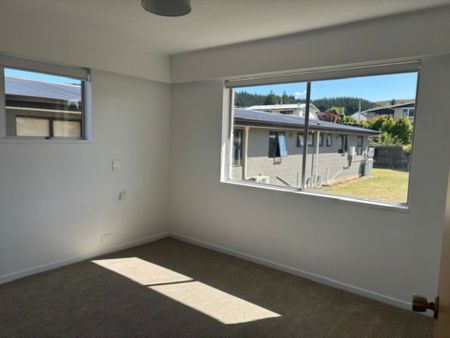 SPACIOUS, SUNNY FAMILY LIVING - Photo 4