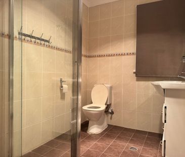 5 BEDROOM FAMILY HOME - Photo 6