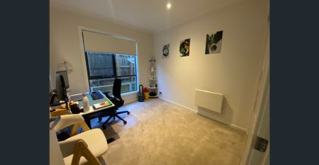 Townhouse with it's own driveway !! - Photo 4