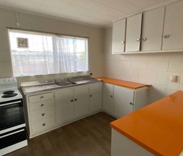 Upstairs one bedroom unit – CBD - Photo 2