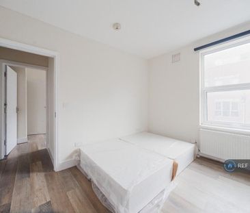 3 bedroom flat to rent - Photo 4