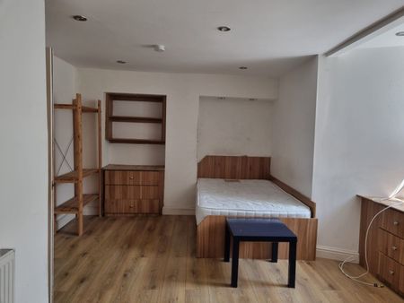 3 Bed - Flat B, 203 Belle Vue Road, Headingley, Leeds - LS3 1HG - Student - Photo 4
