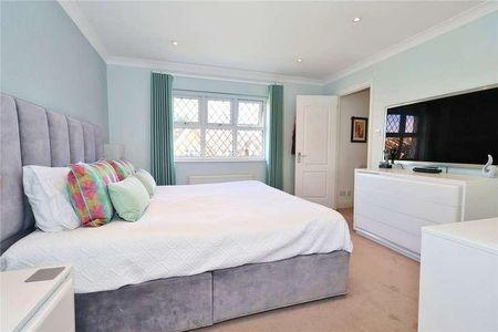 Strathcona Gardens, Knaphill, Woking, Surrey, GU21 - Photo 5