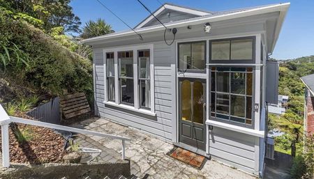 RECENTLY RENOVATED 4x bedroom stand alone property: - Photo 3