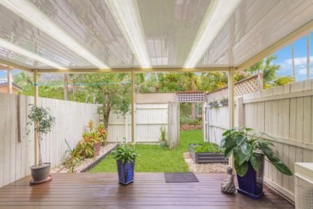 TOWNHOUSE LOCATED IN THE POPULAR "KIRRA SHORES" - Photo 2