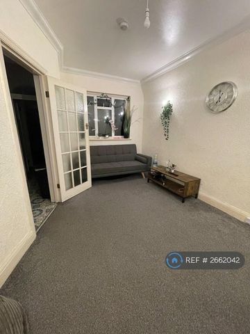 1 bedroom in a house share to rent - Photo 2