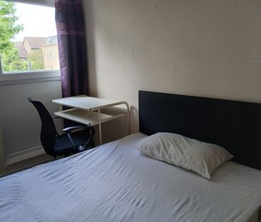 Room in a Shared House, Crewkerne Court, SW11 - Photo 1