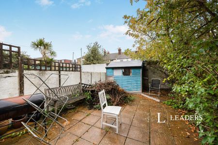 1 bedroom in a house share to rent - Photo 4